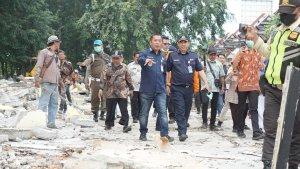 Bupati-Karawang-Aep-Syaepuloh-meninjau-langsung-proses-penggusuran-bangunan-liar-di-lahan-KAI.jpg