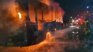 Bus-Royaltrans-terbakar-di-Jalan-Tol-Dalam-Kota-KM-11-arah-Cawang-Selasa-14102025.jpg