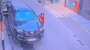 CCTV-merekam-pelaku-pencurian-kaca-spion-mobil-Penjaringan-Jakarta-Utara.jpg