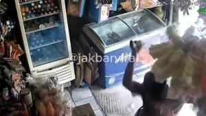 CCTV-yang-memperlihatkan-aksi-pembacokan-di-warung-madura-Jakarta-Barat.jpg