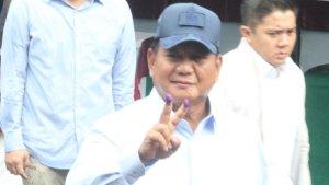 Calon-Presiden-nomor-urut-02-Prabowo-Subianto-didampingi-beberapa-ajudannya.jpg