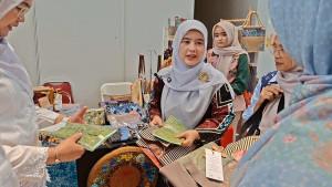 Cing-Ikah-melihat-tas-tas-cantik-berbahan-dasar-sampah-plastik.jpg