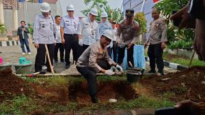 DAPUR-SPPG-DEPOK-Kapolres-Metro-Depok-Kombes-Pol-Abdul-Waras.jpg