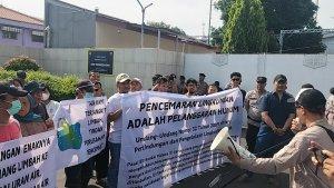DEMO-PENCEMARAN-LIMBAH-Puluhan-warga-menggelar-aksi.jpg