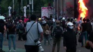 DEMO-UU-TNI-PANAS-Massa-yang-berdemonstrasi-menolak-UU-TN.jpg
