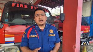 Dapat-Laporan-Warga-Damkar-Depok-Bantu-Evakuasi-Lansia-Terserang-Stroke-di-Tapos.jpg