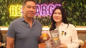 David-Raymond-kiri-bersama-Brand-Manager-Arummi-Lia-Sparingga.jpg
