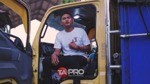 Dedi-Mega-sopir-truk-asal-Kalimantan-yang-viral-menyanyikan-lagu-dengan-logat-jawa-medoknya.jpg