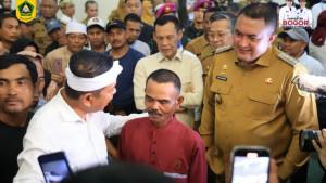 Dedi-Mulyadi-berdialog-dengan-Suwardi-warga-sopir-truk-yang-terdampak-penutupan-tambang.jpg
