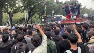 Demo-ricuh-di-balaikota-Rabu.jpg