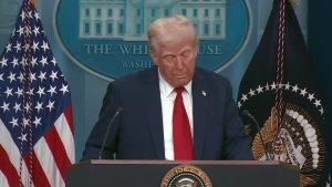 Donald-Trump-konferensi-pers-pesawat.jpg