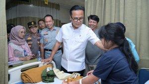 Dony-Oskaria-menjenguk-korban-kecelakaan-di-TolCipularang.jpg