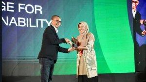 Ema-Suranta-nasabah-PNM-Mekaar-meraih-penghargaan-pada-ajang-Mata-Lokal-Award-2025.jpg