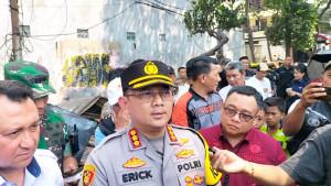 Erick-Frendriz-saat-meninjau-lokasi-kebakaran-di-Jakarta-Utara-Rabu-15102025.jpg