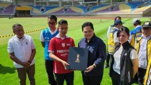 Erick-Thohir-Tinjau-Stadion-Manahan-Solo.jpg