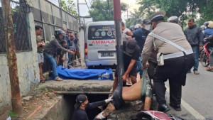 Evakuasi-pengendara-motor-yang-menabrak-tiang-listrik-di-Jalan-Daan-Mogot-Cengkareng.jpg