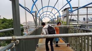 FASILITAS-UMUM-Warga-menyeberangi-JPO-di-Jalan-Daan-Mogot-kilometer-11-Cengkareng.jpg
