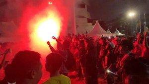 Flare-dinyalakan-usai-hujan-mengguyur-sebentar-pada.jpg