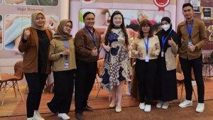 Founder-and-Direktur-Royal-Garden-Anita-Feng-bersama-tim-Royal-Garden.jpg
