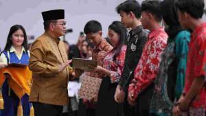 Gubernur-DKI-Jakarta-Pramono-Anung-menyerahkan-Bantuan-Pemutihan-Ijazah-Jumat-3102025.jpg