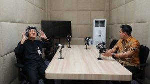 Gubernur-Jateng-Ganjar-mencoba-ruang-podcast-di-Perpustakaan-Kendal.jpg