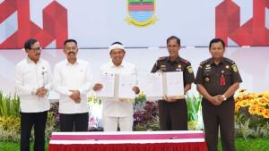 Gubernur-Jawa-Barat-Dedi-Mulyadi-dan-Jaksa-Agung-Muda-Tindak-Pidana-Umum-Asep-Nana-Mulyana.jpg