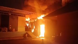 Gudang-paket-online-cakung-terbakar.jpg
