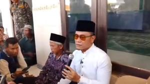 Gus-Miftah-beri-hadiah-umrah-dan-sepeda-motor-ke-guru-Ahmad-Zuhdi.jpg