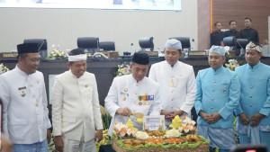 HARI-JADI-KARAWANG-Gubernur-Jawa-Barat-Dedi-Mulyadi-bersama-Bupati-Karawang-Aep-Syaepuloh.jpg
