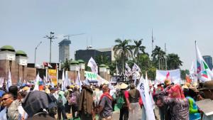HARI-TANI-NASIONAL-Suasana-aksi-unjuk-rasa-di-depan-Gedung-DPR-RI.jpg