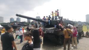 HUT-TNI-Suasana-Pesta-Rakyat-yang-digelar-Tentara-Nasional-Indonesia-TNI-di-Monas.jpg