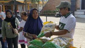 Hasanuddin-Wahid-gelar-pasar-murah-di-Malang33.jpg
