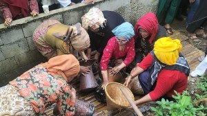 Ibu-ibu-ikuti-tradisi-nyuci-perabotan-pada-Pekan-Kebudayaan-Lebaran-Depok-2025.jpg