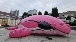 Instalasi-balon-paus-pink-raksasa.jpg