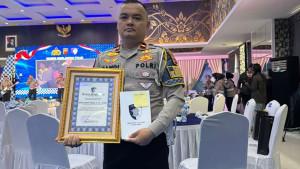 Ipda-Sandi-Praja-usai-menerima-penghargaan.jpg