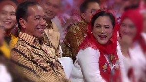 Iriana-Jokowi-Terciduk-Goyang-Full-Senyum-Saat-Kahitna-Konser.jpg