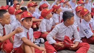 JAM-MASUK-SEKOLAH-Siswa-dan-siswi-di-SDN-Kayuringin-Jaya-XVI.jpg