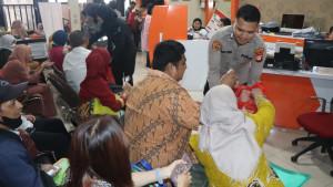 JUMAT-BERKAH-Anggota-Polres-Metro-Depok-membagikan-nasi-bungkus-kepada-pemohon-SKCK.jpg