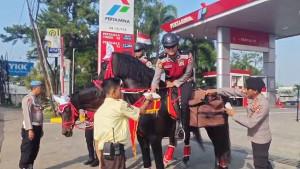 JUMAT-BERKAH-Pasukan-berkuda-Polri-membagikan-makanan-kepada-warga-di-Cimanggis.jpg