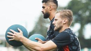 Jelang-Lawan-Arema-Persija-Bermain-Sepak-Bola-Tenis-untuk-Membangun-Kerja-Sama-Tim.jpg