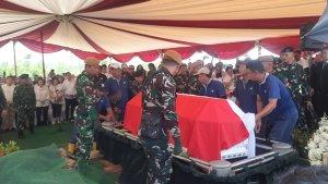 Jenazah-Hotma-Sitompul-dimakamkan-secara-militer-di-Pemakaman-San-Diego-Hills-Karawang.jpg