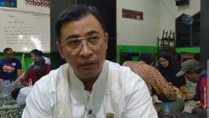 KEBAKARAN-Camat-Tambora-Holi-Susanto-ditemui-di-lokasi-pengungsian.jpg