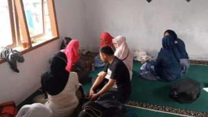 KERACUNAN-MENU-PRESIDEN-Sejumlah-siswa-SD-di-Desa-Cikunir.jpg