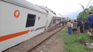 KERETA-API-ANJLOK-PT-Kereta-Api-Indonesi.jpg