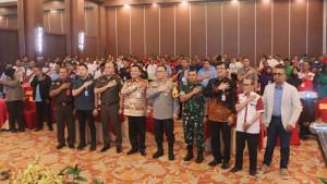 KOLABORASI-Kapolda-Lampung-Irjen-Pol-Helmy-Santika-bersama-para-buruh.jpg
