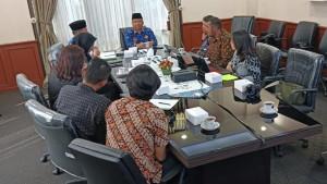 KOLABORASI-Wali-Kota-Depok-Supian-Suri-bersama-pengurus-Jurnalis-Indonesia-Peduli-JIP.jpg