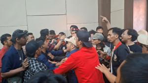 KONFERENSI-GMNI-RICUH-Keributan-mewarnai-acara.jpg