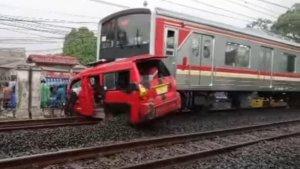 KRL-tabrak-angkot-antara-stasiun-citayam-depok1.jpg