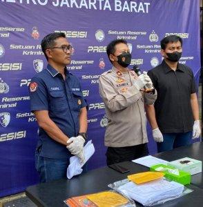 Kapolsek-Kebon-Jeruk-Kompol-Slamet-Riyadi-beri-keterangan-pers-terkait-tersangka-curanmor.jpg