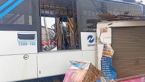 Kecelakaan-Bus-TransJakarta-hex.jpg